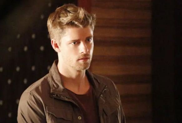 Luke Mitchell - Name, age, height, hometown, famous movies, current relationship, awards.